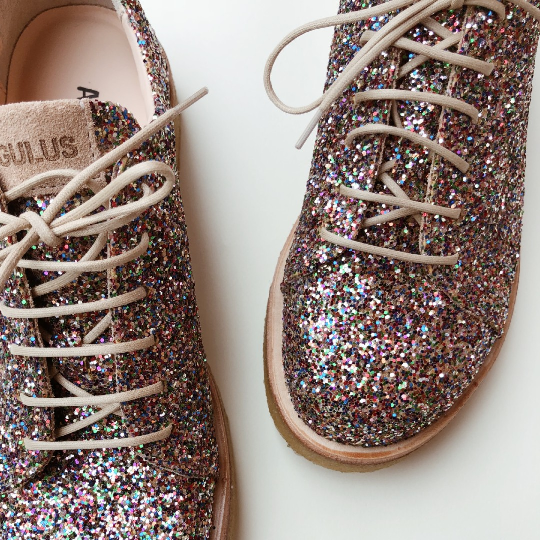 Sneaker mit Glitzer auf Plateausohle