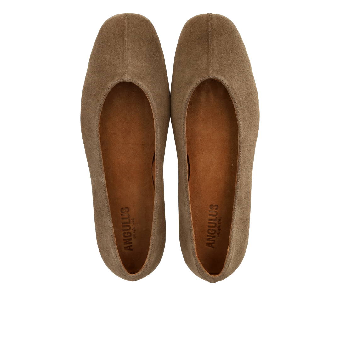 Ballerina mit zentraler dekorativer Ziernaht