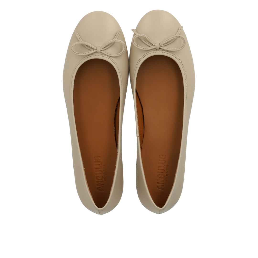 Klassische Ballerina mit Schleifendetail