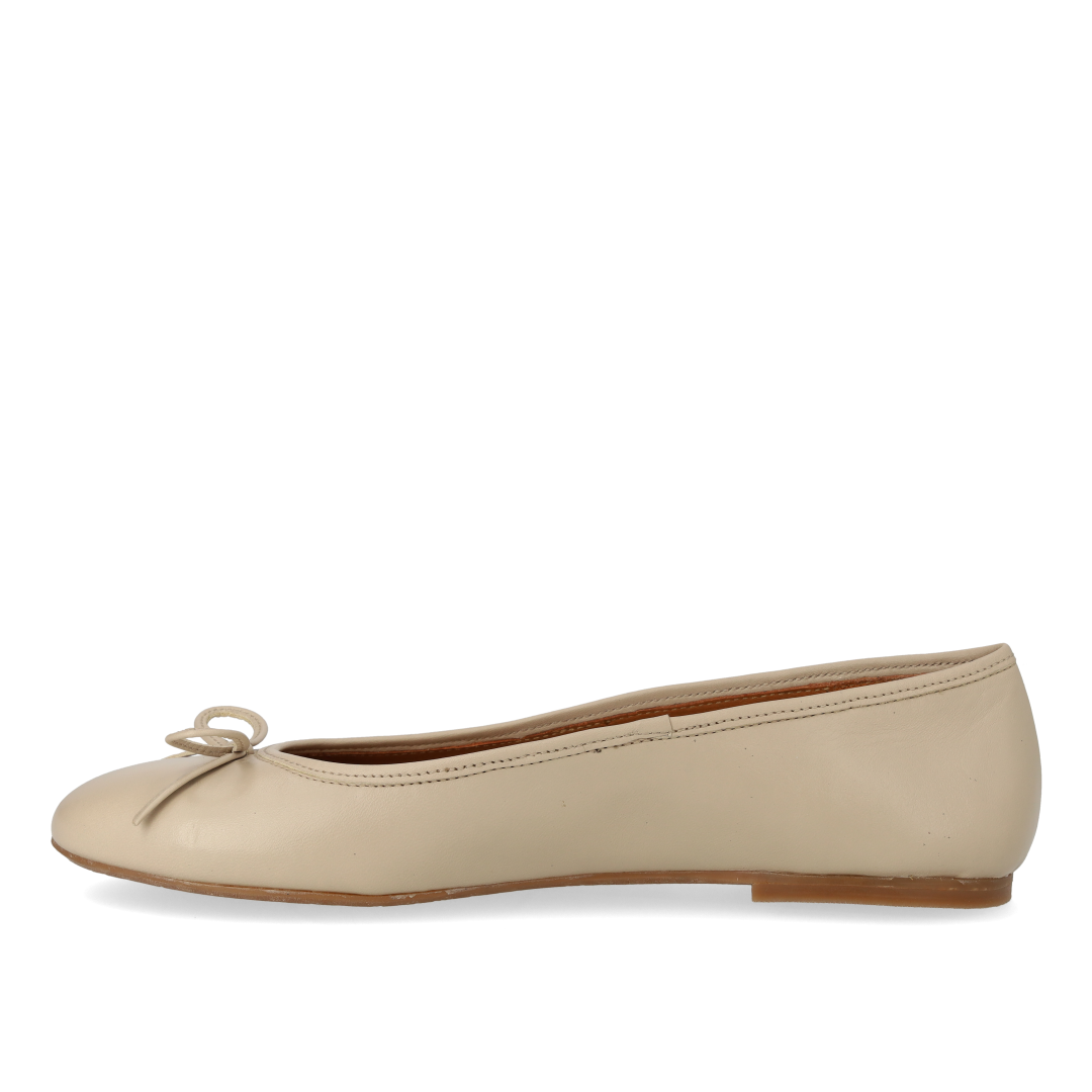 Klassische Ballerina mit Schleifendetail