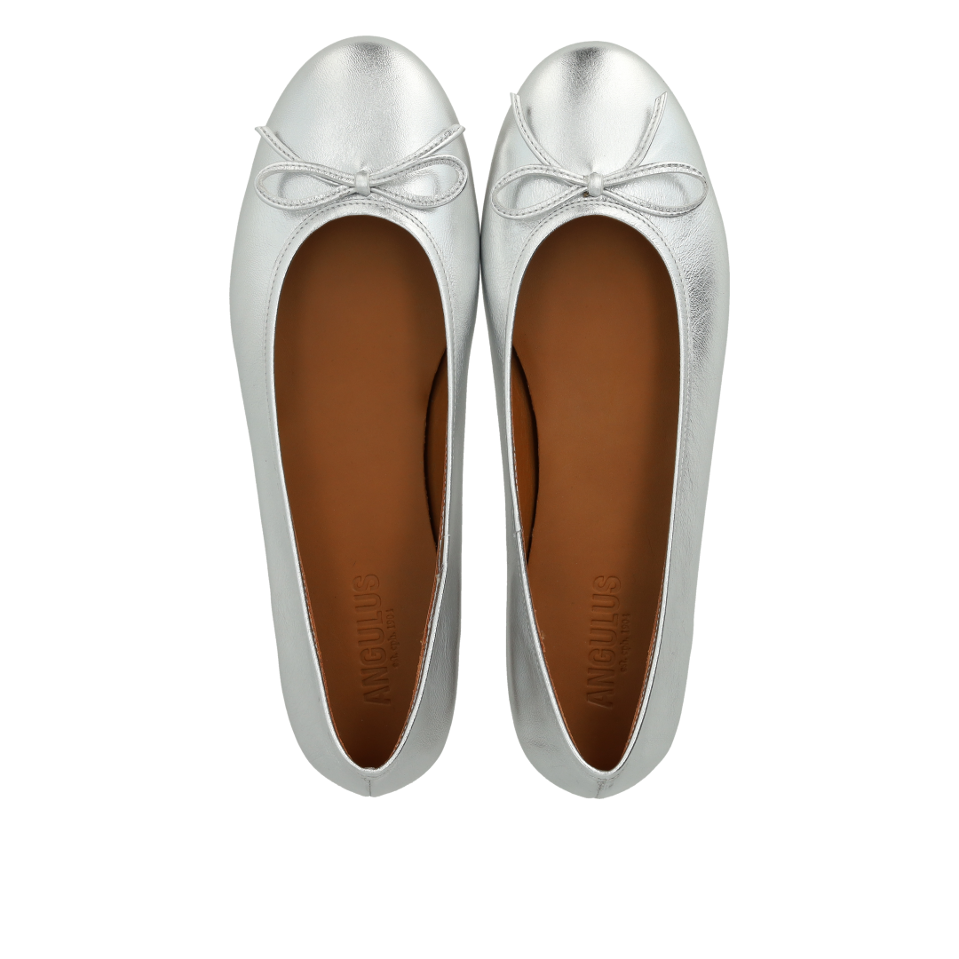 Klassische Ballerina mit Schleifendetail