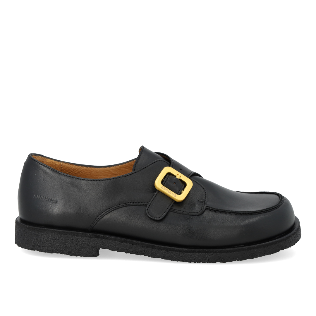 Schuhe mit Schnalle