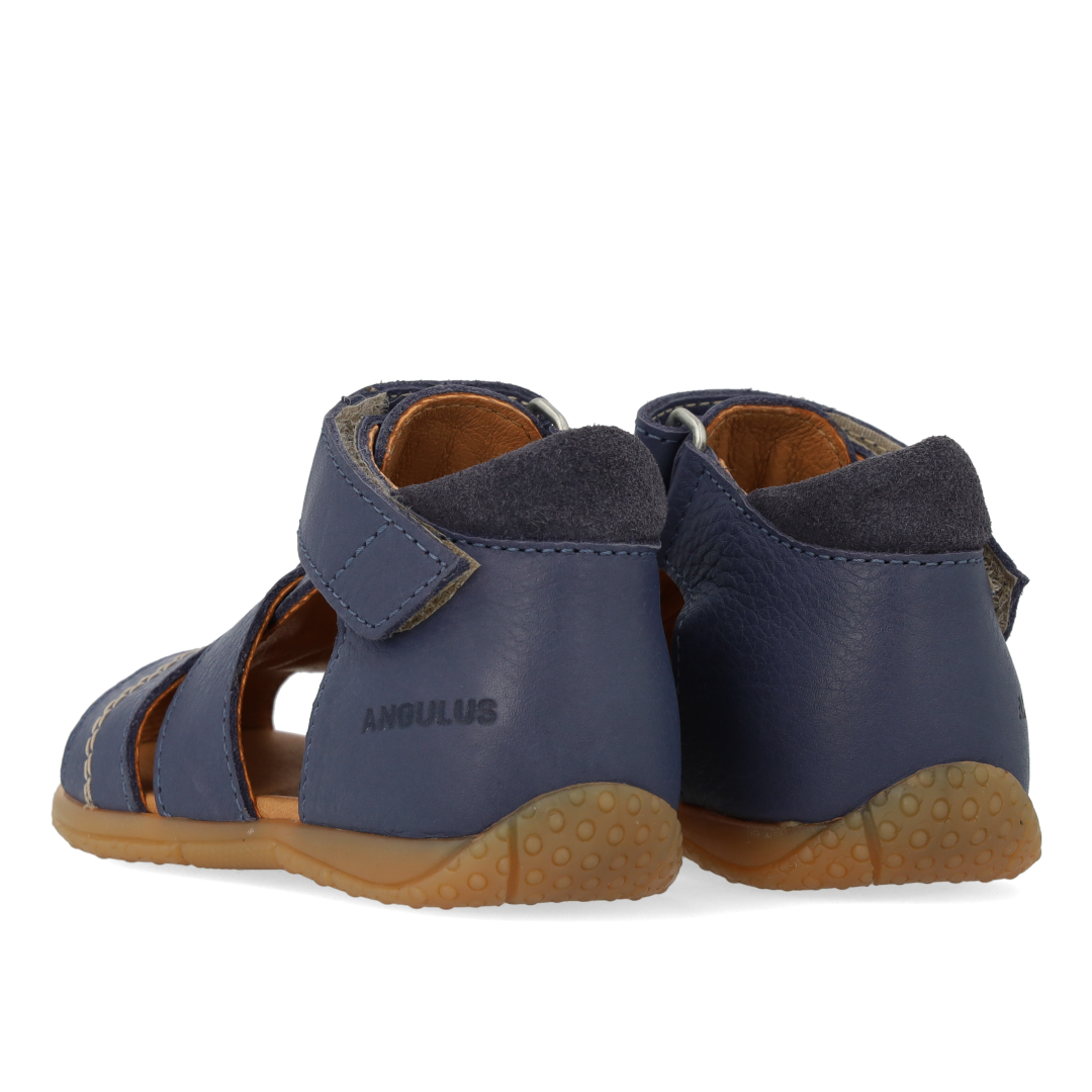 Die erste Sandale mit Kontrastnähten