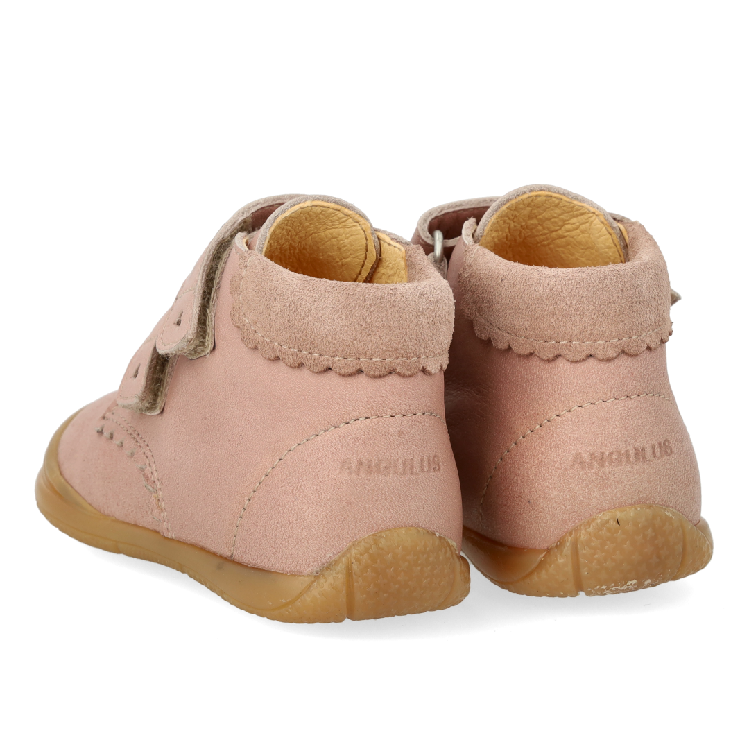Der erste Schuh mit Cut-out-Herzen