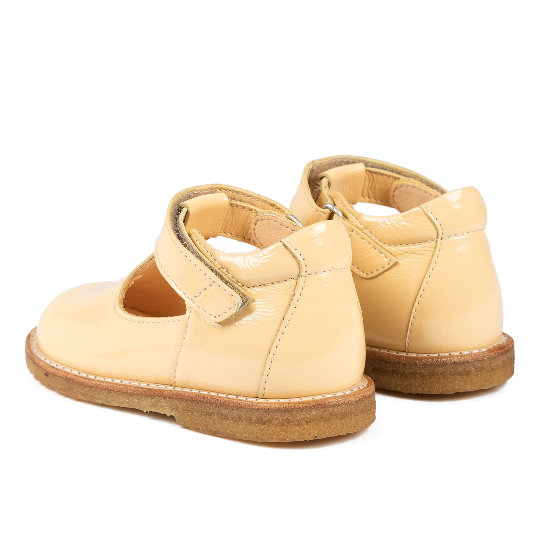 Klassische Tüllschuhe mit ausgestanztem Herzmotiv