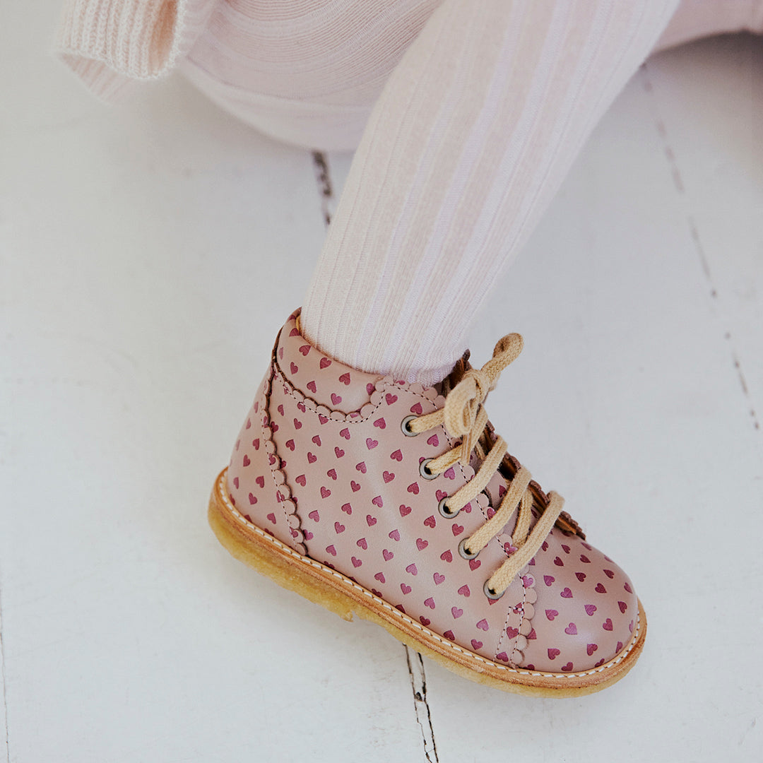 Klassische Schnürschuhe mit Herzen