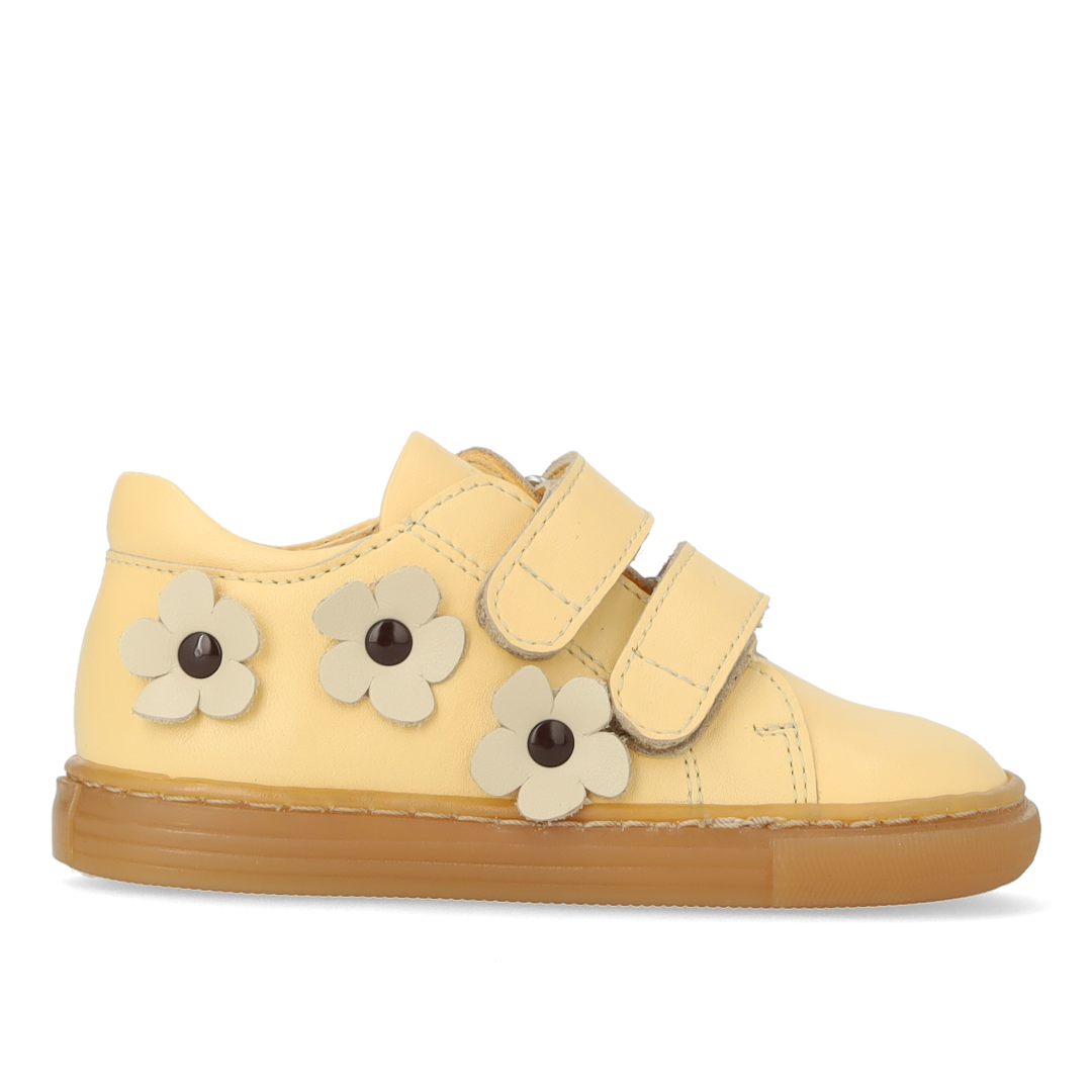 Einsteiger-Sneaker mit Blumenapplikationen