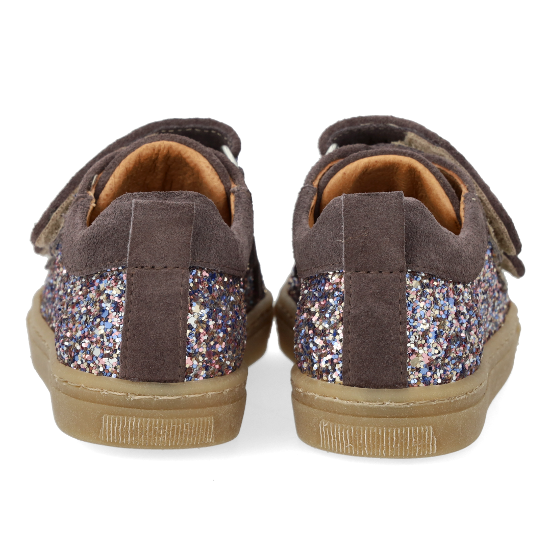 Funkelnde glitzer-sneaker mit wildlederkanten