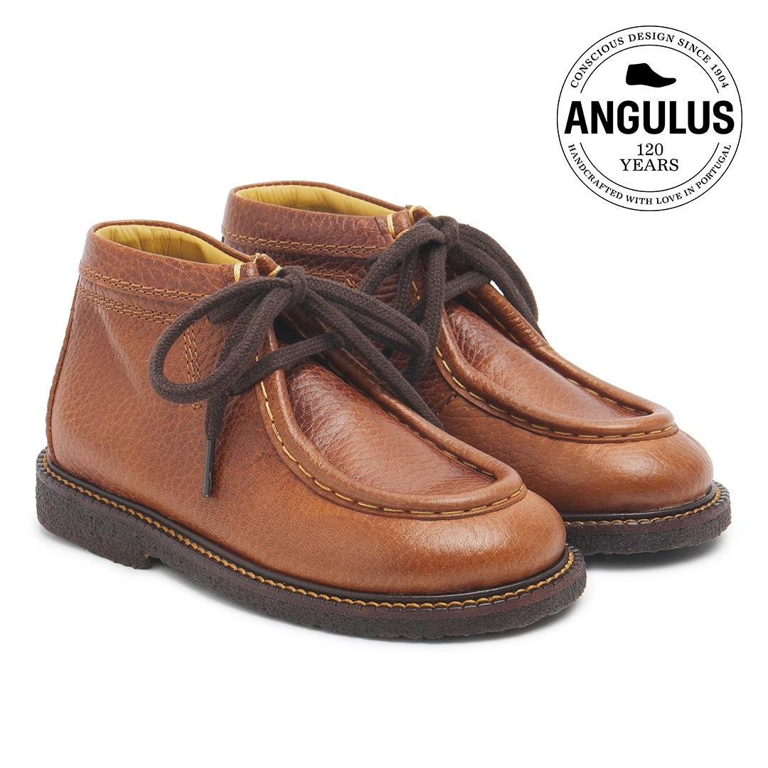 Schnürschuhe mit Kontrastnähten