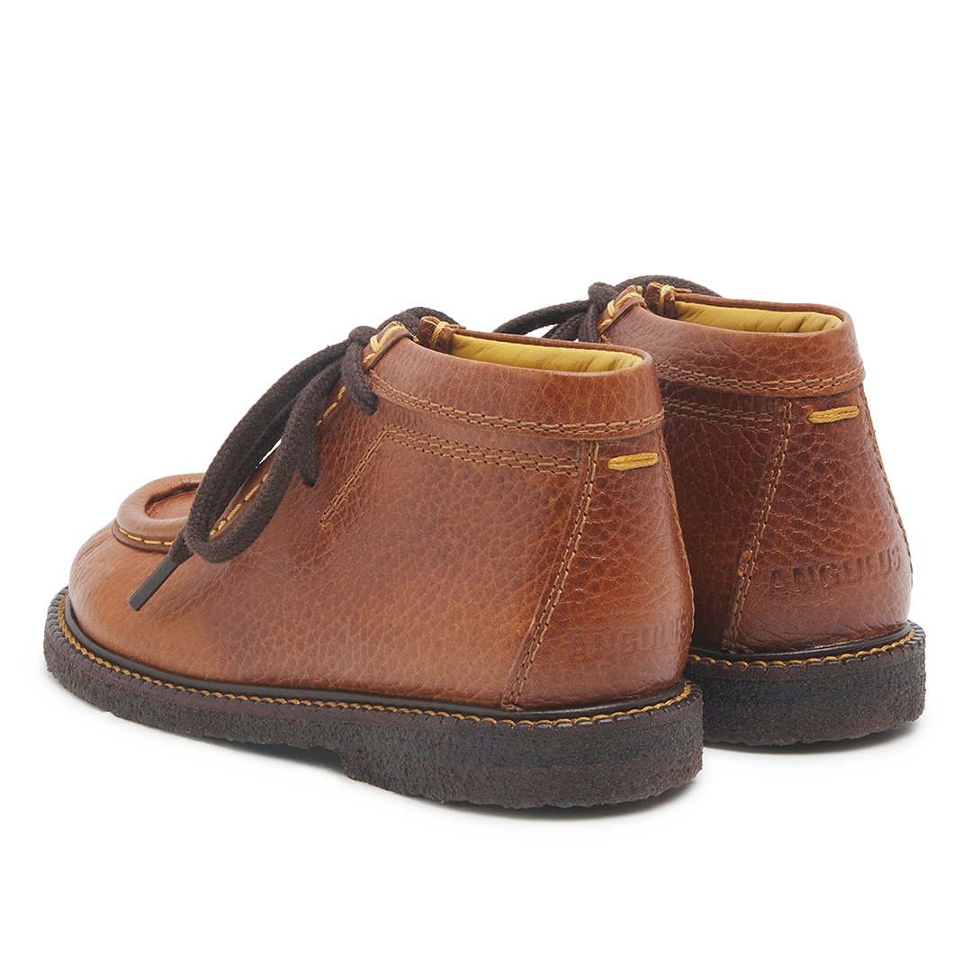 Schnürschuhe mit Kontrastnähten