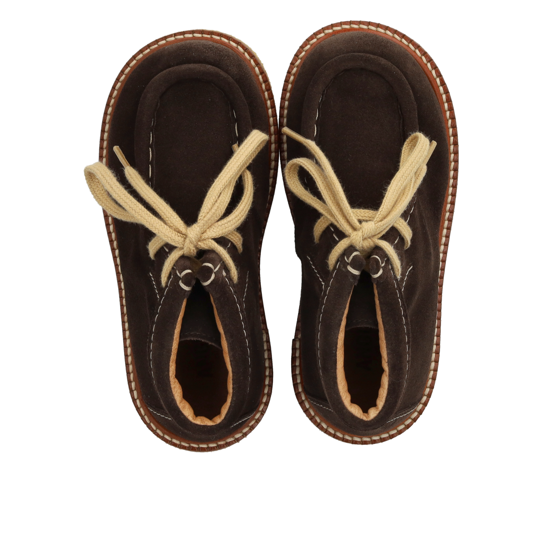 Schnürschuhe mit Kontrastnähten