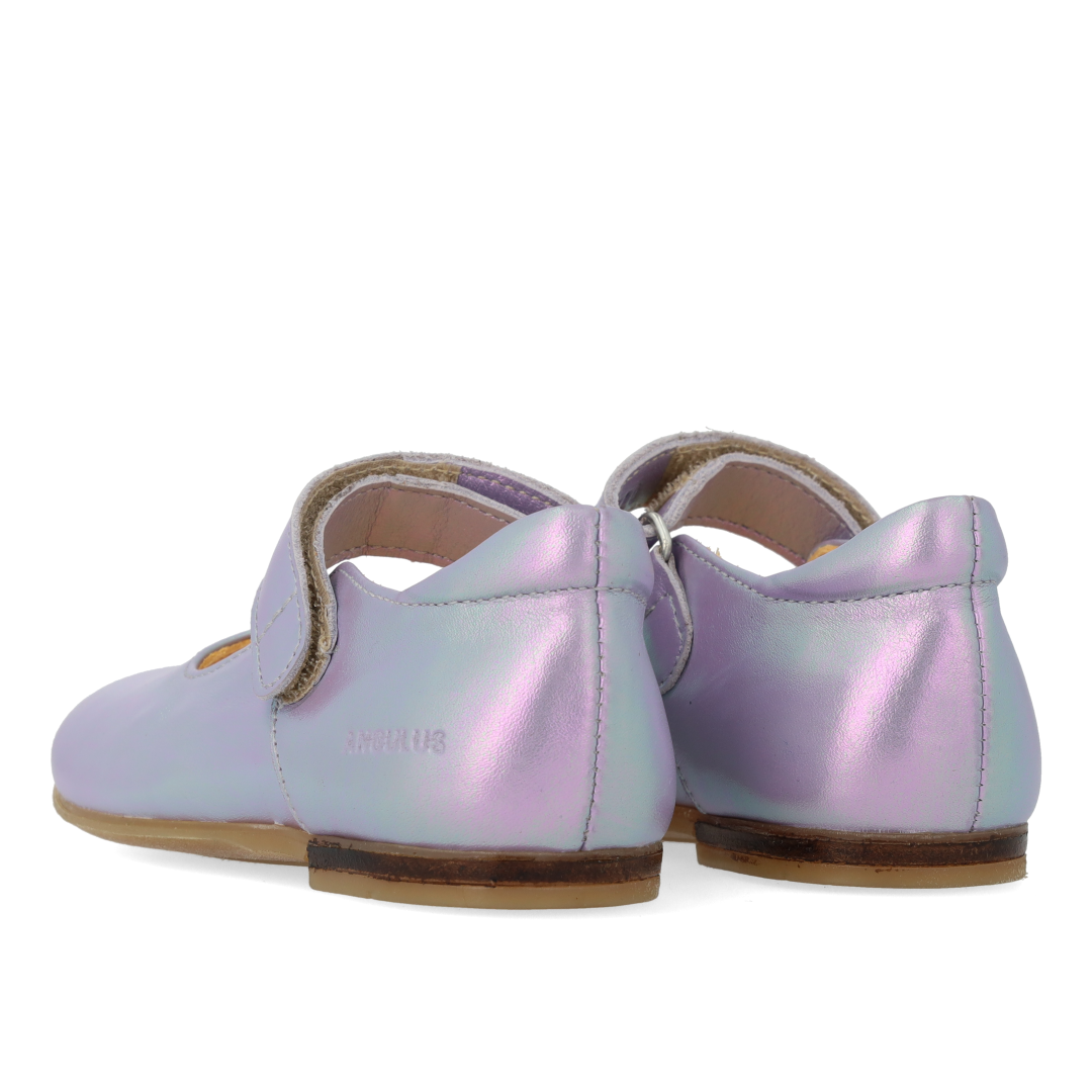 Ballerina mit ausgestanztem Herzmotiv