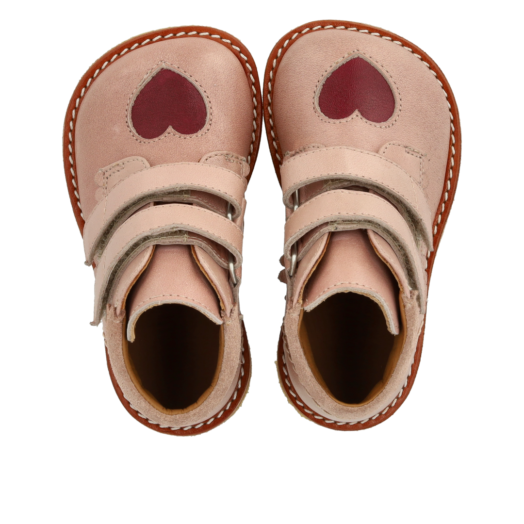Anfängerschuhe mit ausgestanztem Kontrastherz