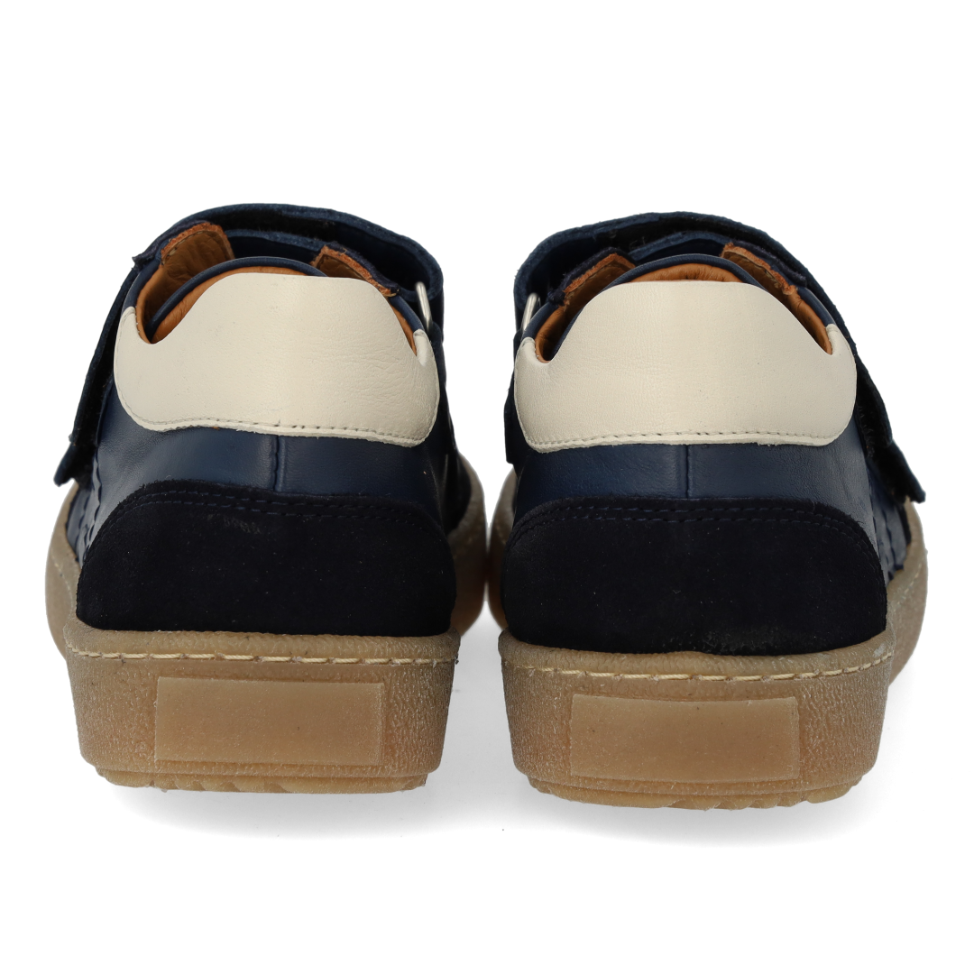 Sneaker im Court-Stil