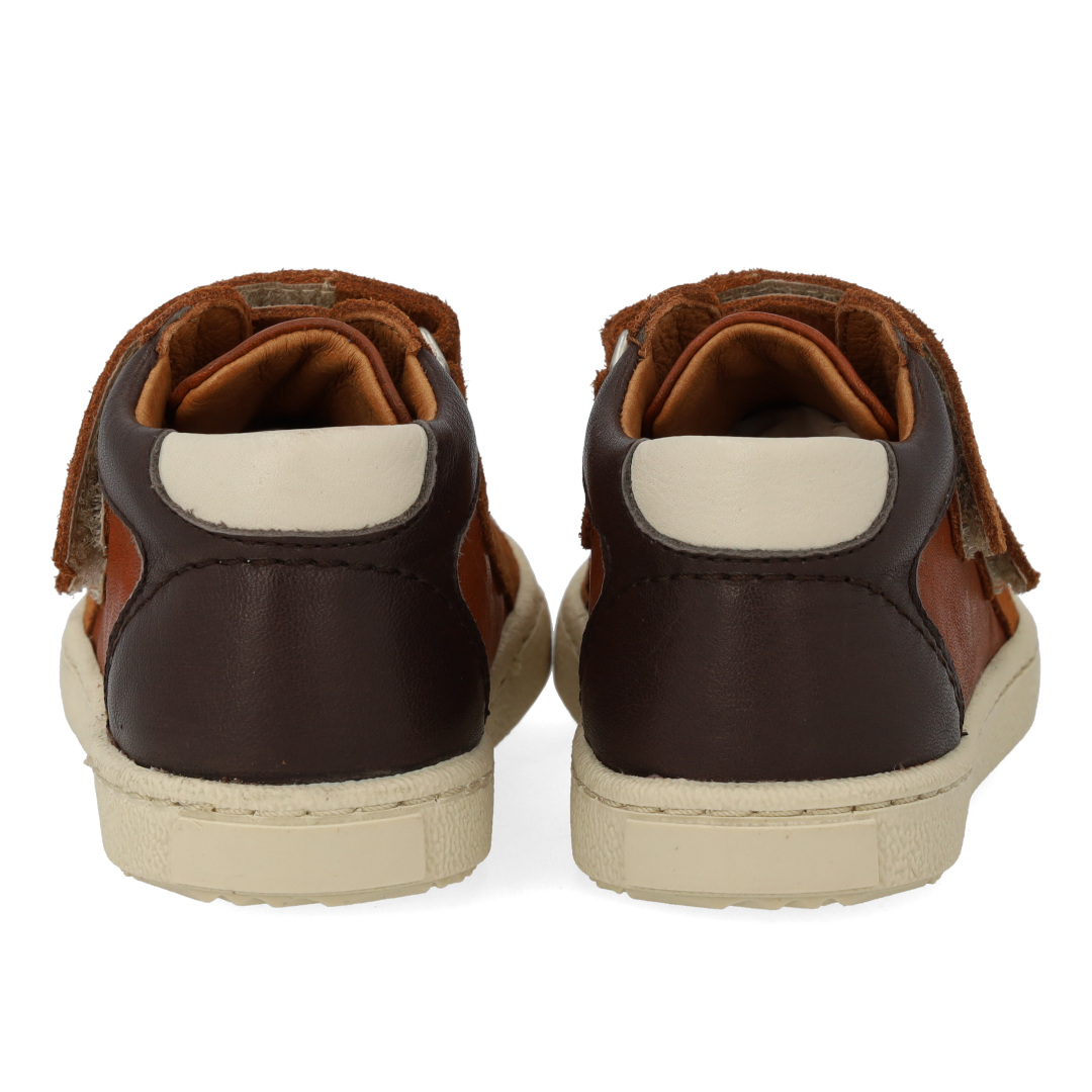 Mittelhoher Sneaker