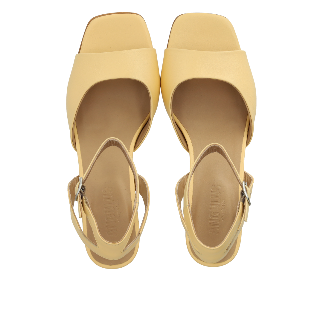 Sandal mit Absatz