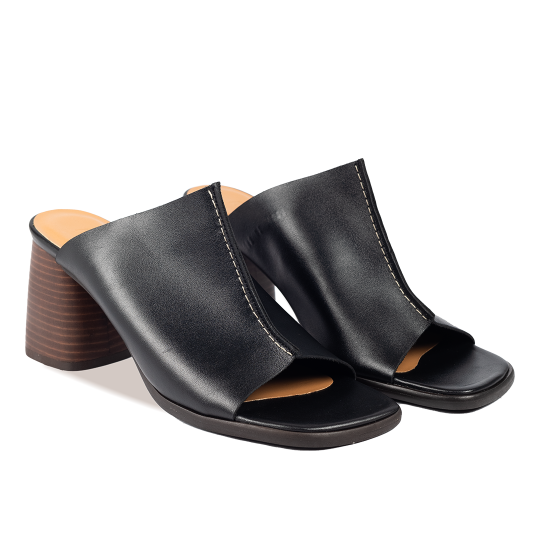 Mule mit skulpturalem Absatz
