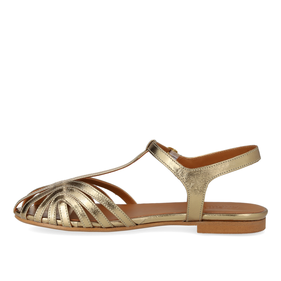 Flache Sandale mit schönem organischem Frontdetail