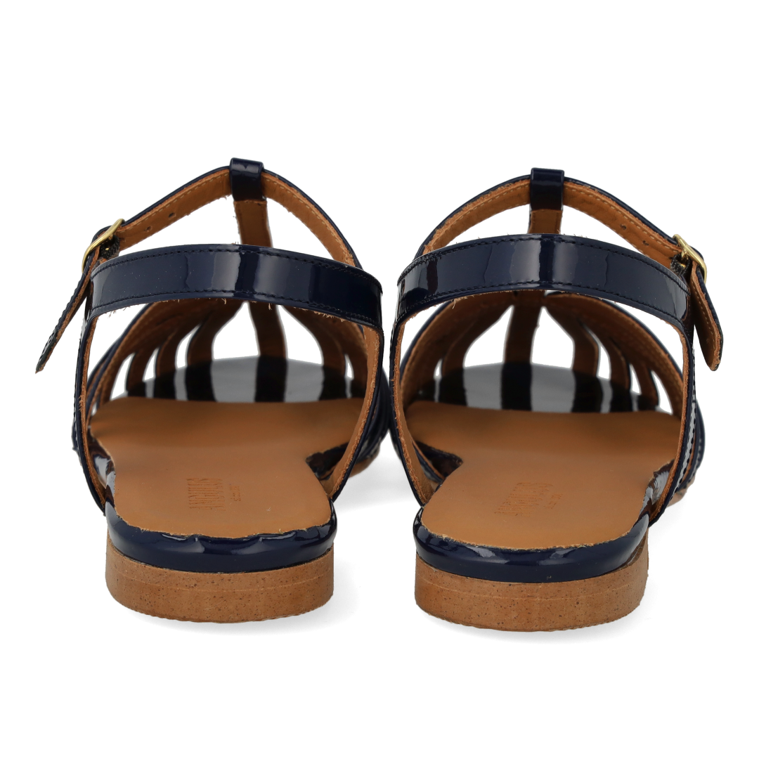 Flache Sandale mit schöner, organischer Vorderverzierung