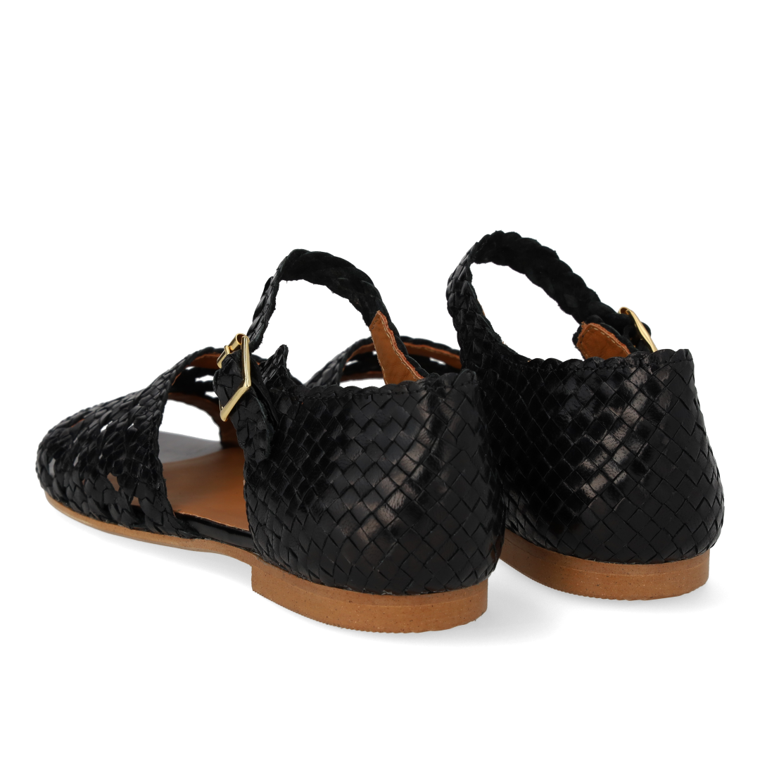 Handgeflochtene Sandale mit Lochmusterdetail