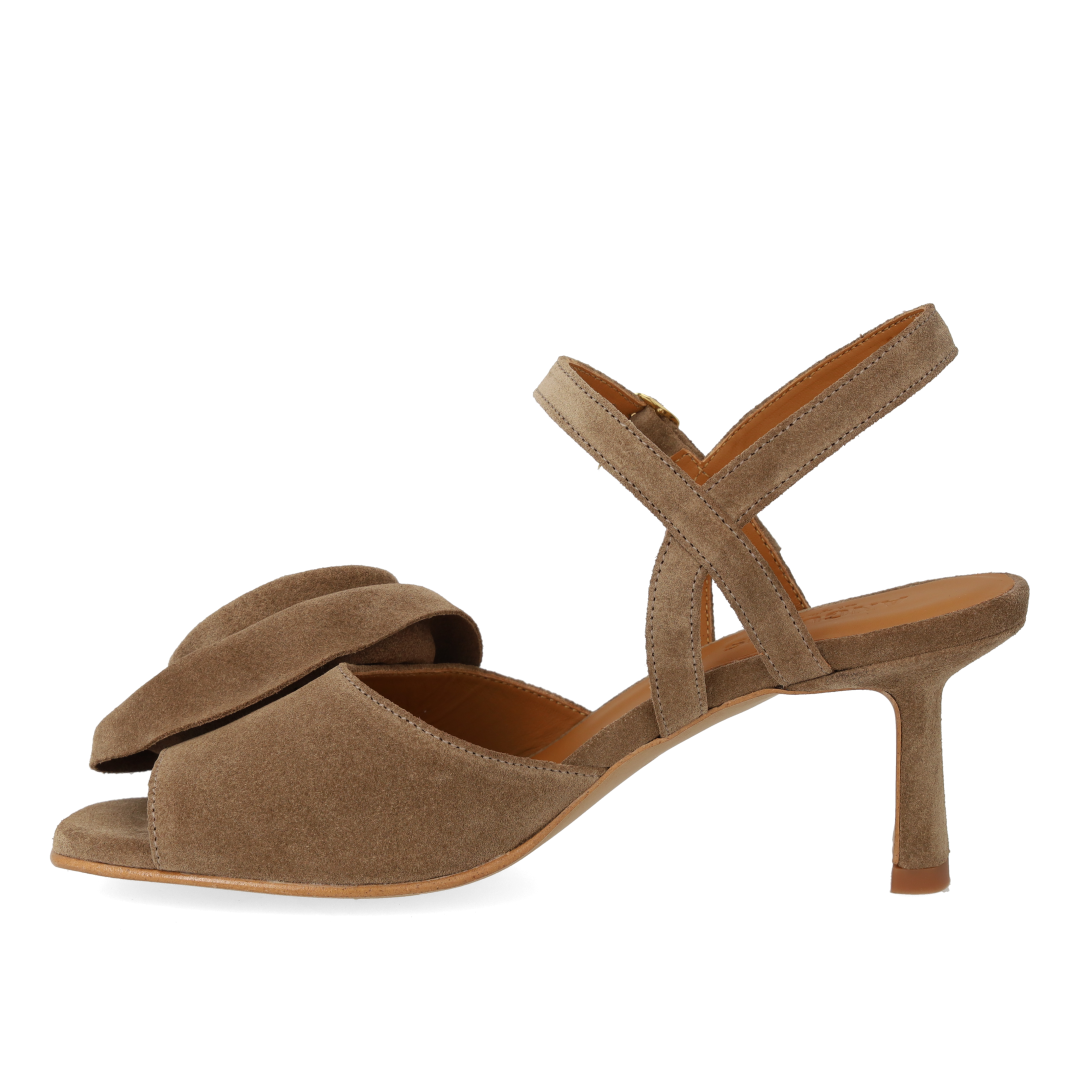 Hochhackige Sandale mit voluminöser Rosenapplikation