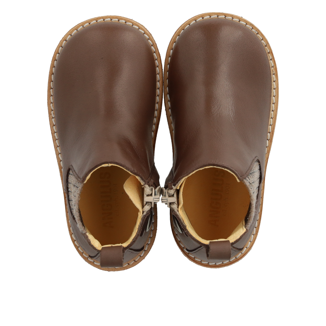 Klassischer Chelsea-Stiefel mit Elastikeinsatz und Reißverschluss