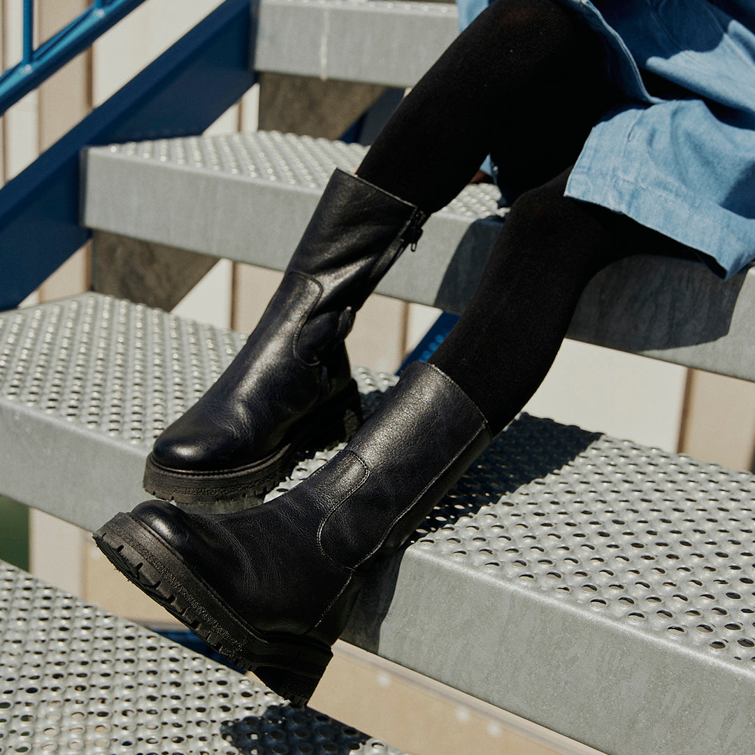 Mittelhoher Stiefel mit Gummizug und Reißverschluss