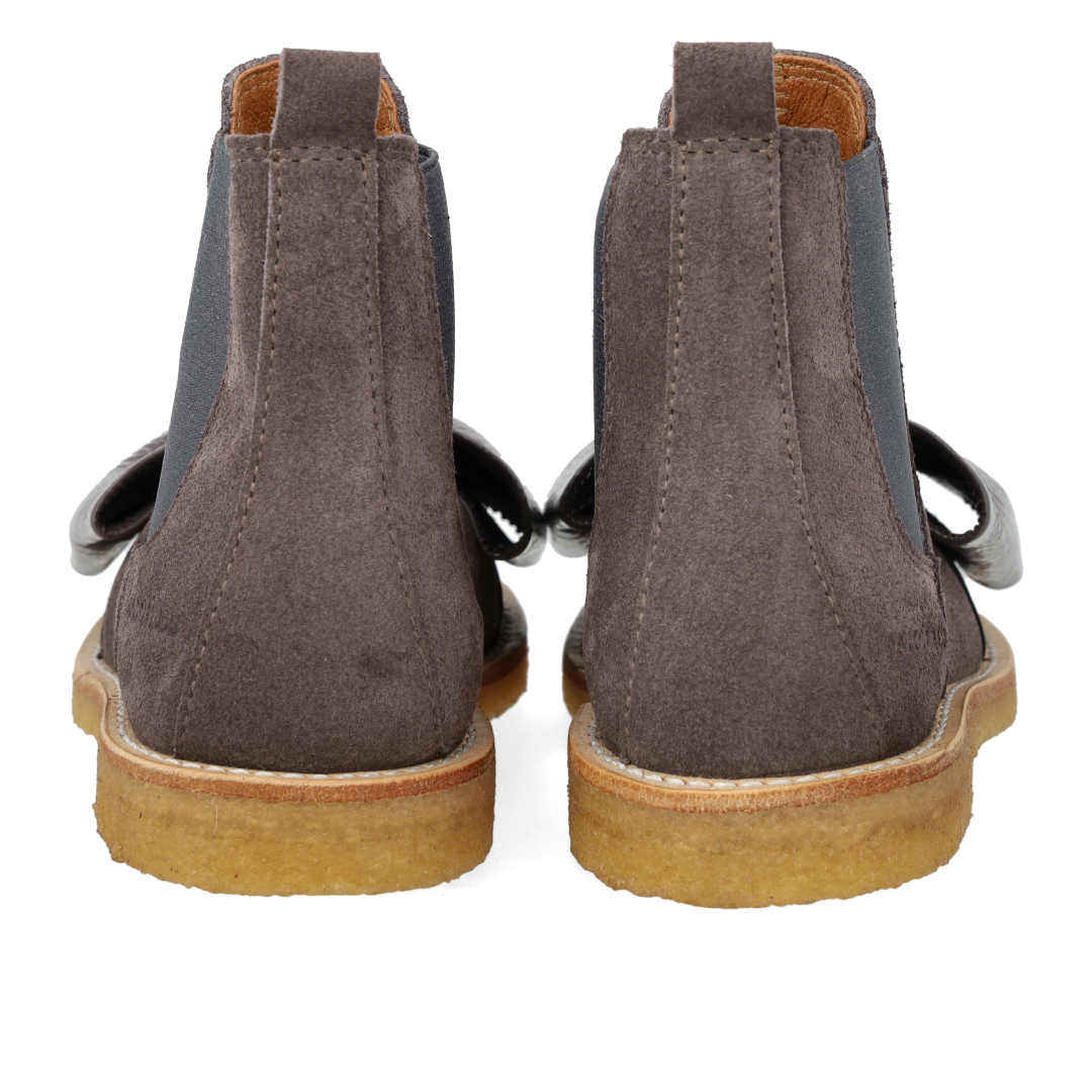 Chelsea-Stiefel mit Lackkappe und Schleife