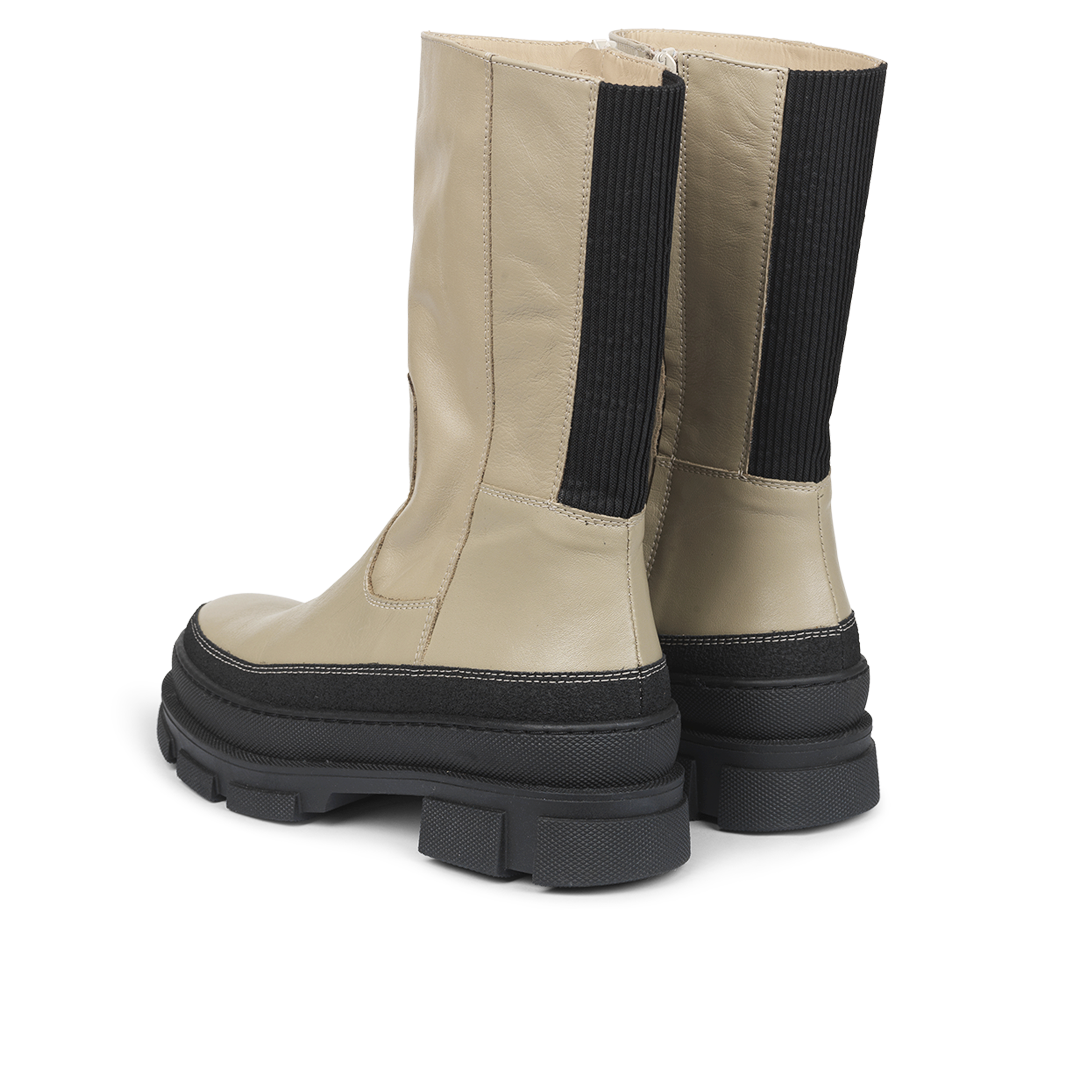 Stiefel mit Gummizug