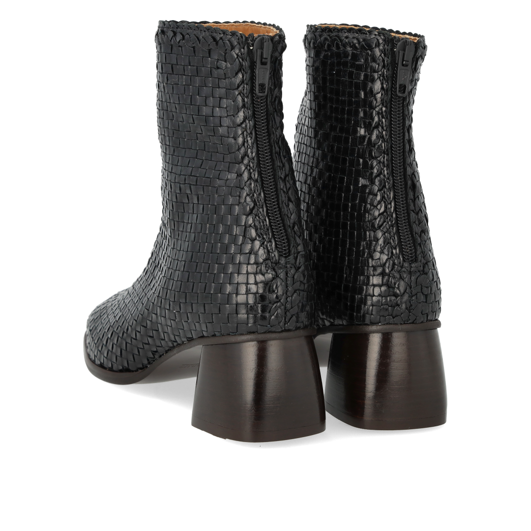 Handgeflochtene Lederstiefelette mit skulpturalem Blockabsatz