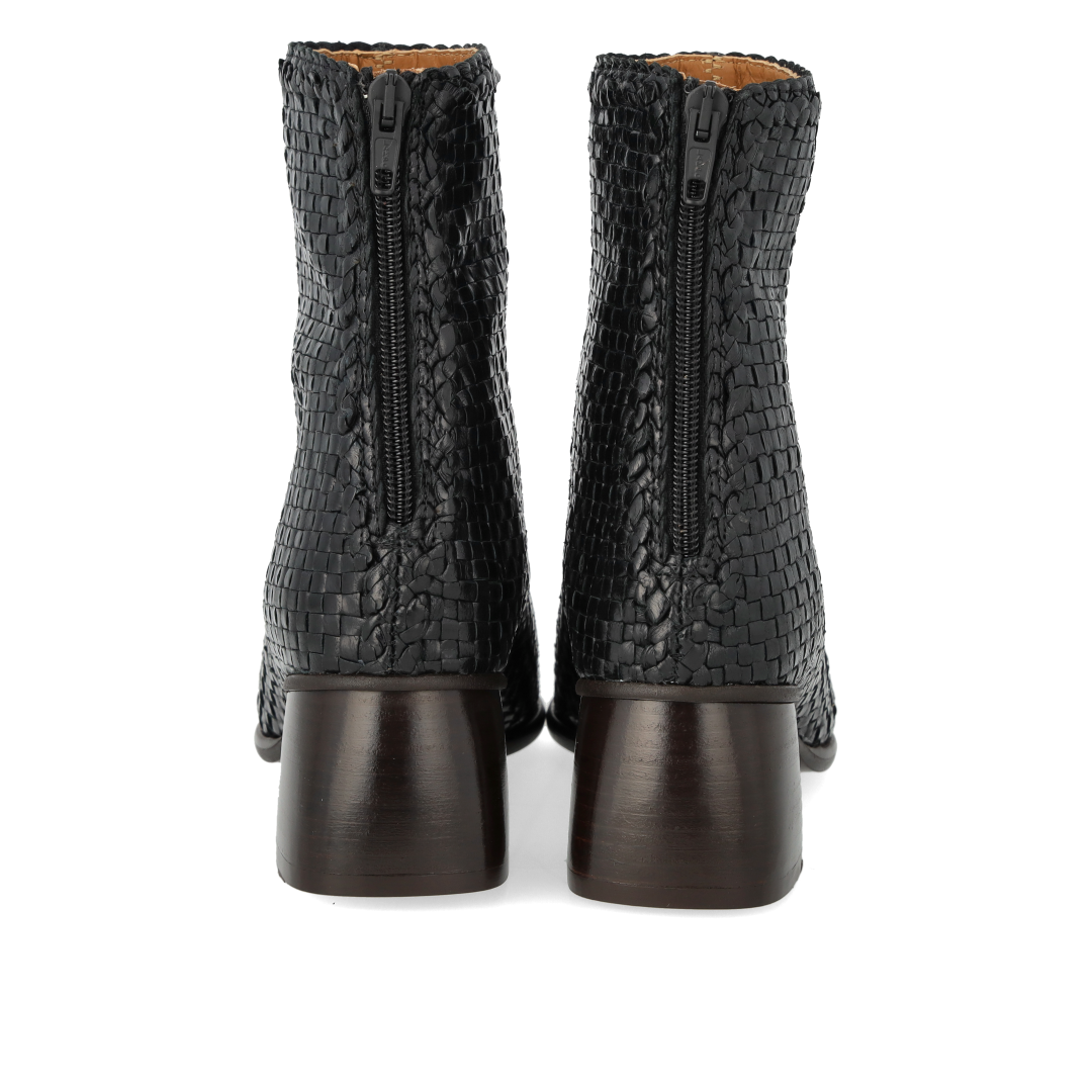 Handgeflochtene Lederstiefelette mit skulpturalem Blockabsatz