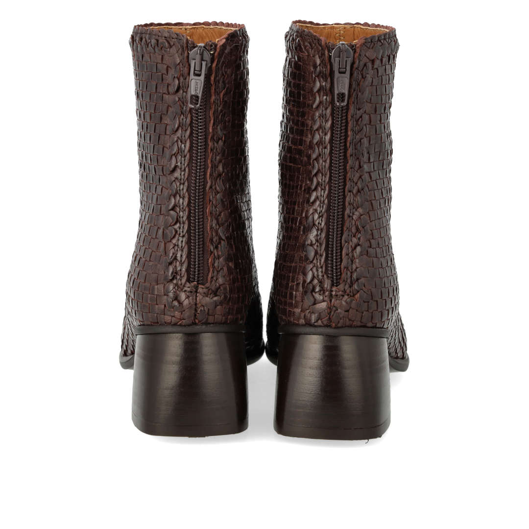 Handgeflochtene Lederstiefelette mit skulpturalem Blockabsatz