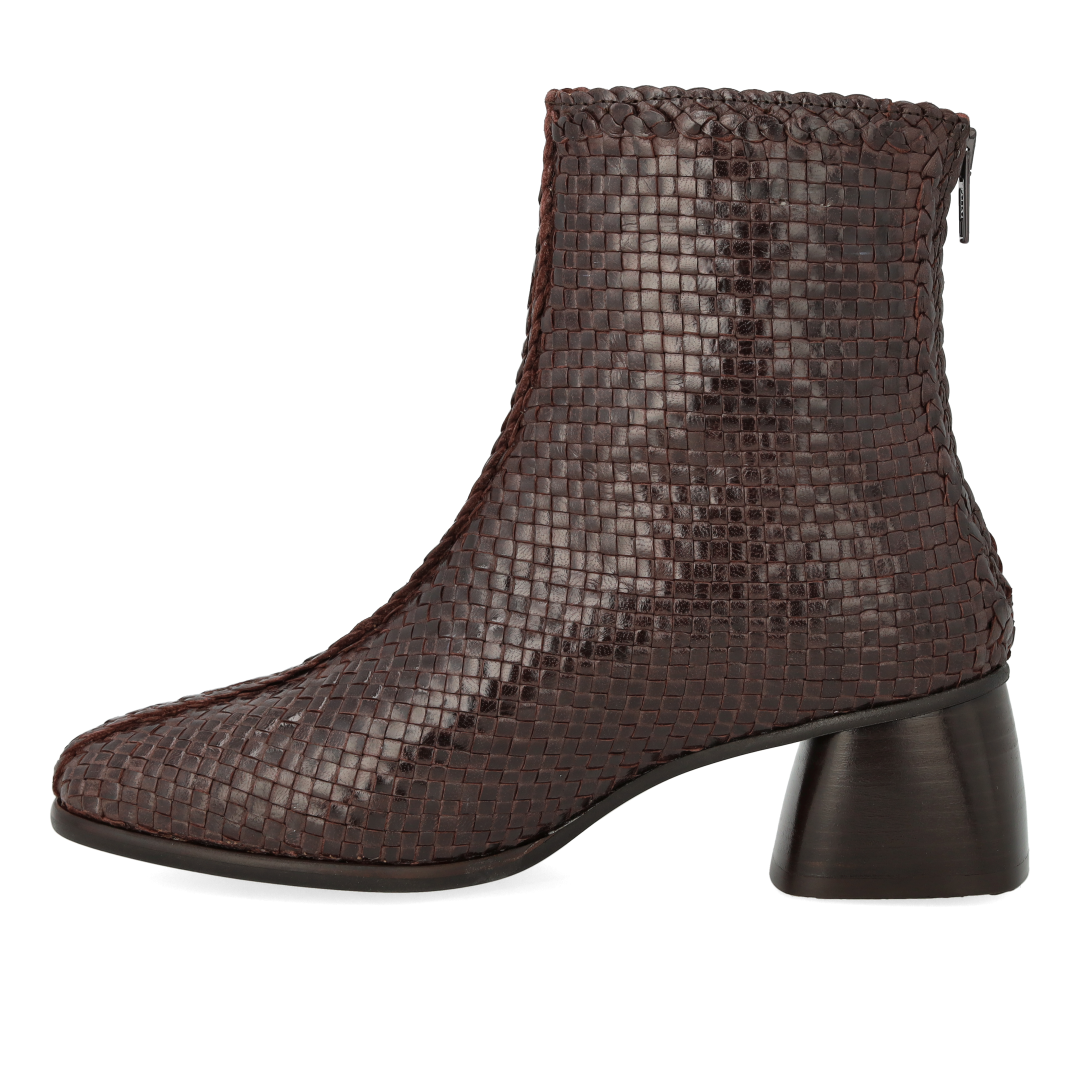 Handgeflochtene Lederstiefelette mit skulpturalem Blockabsatz