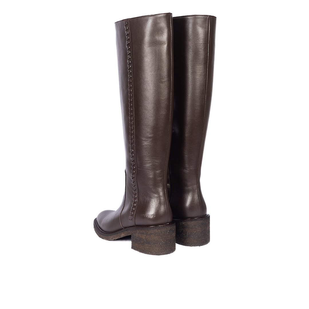 Stiefel mit langem Schaft und geflochtenen Ziernähten