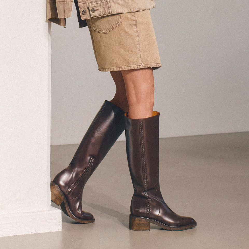 Stiefel mit langem Schaft und geflochtenen Ziernähten
