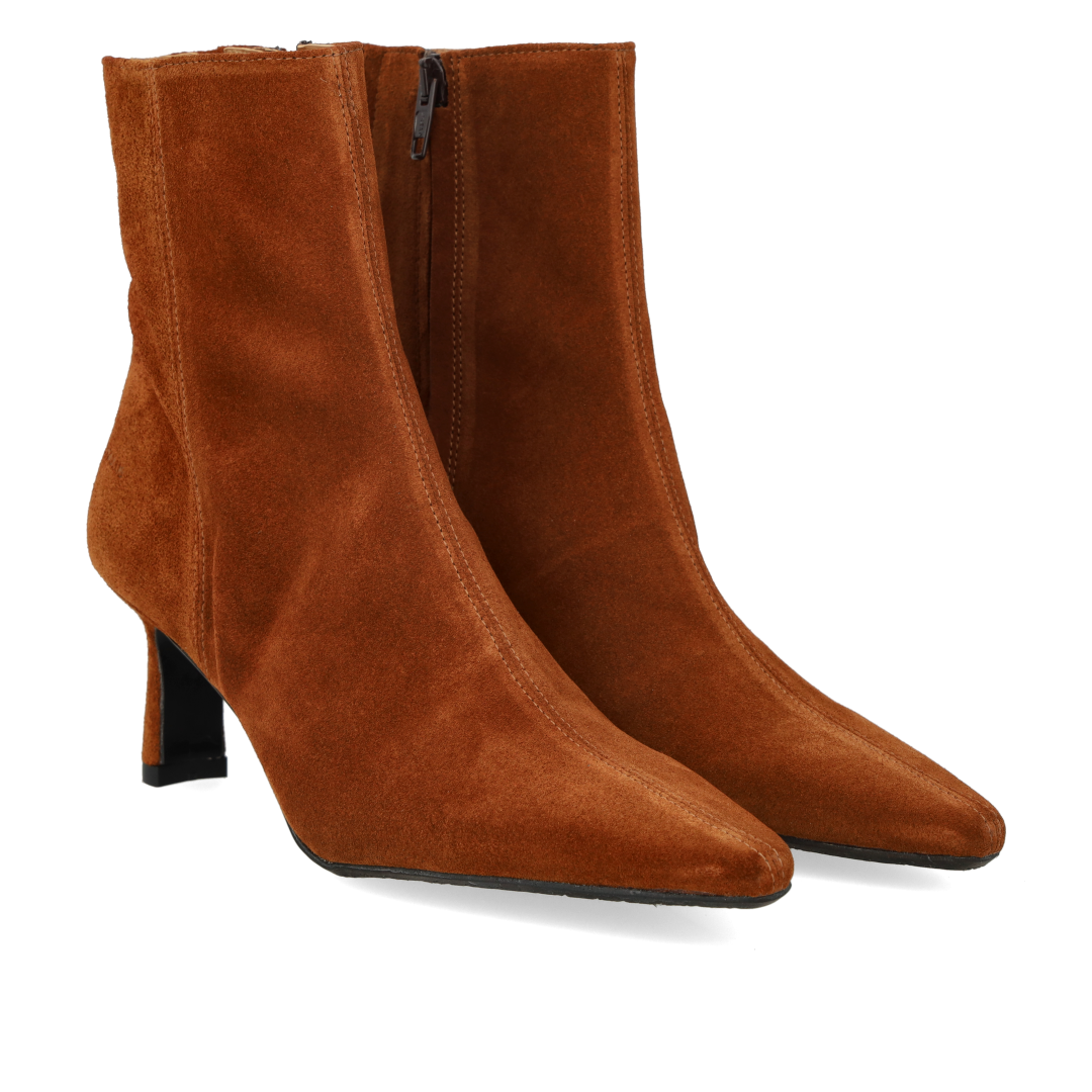 Skulpturale Stiefelette mit spitzer Spitze