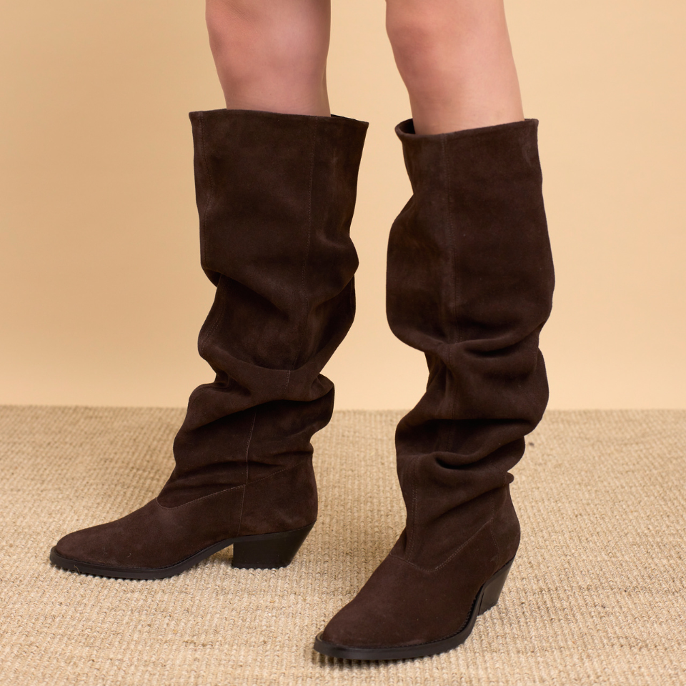 Langschaftiger Wildlederstiefel mit Raffung
