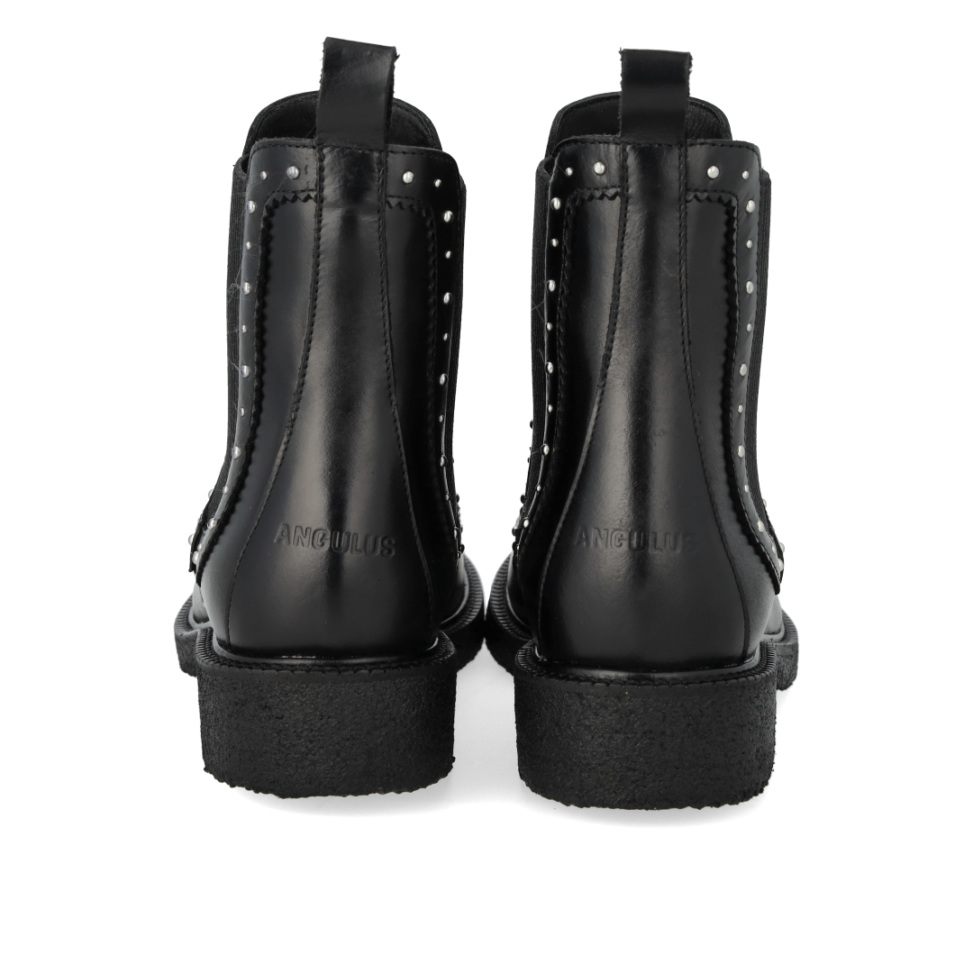 Chelsea-Stiefel mit dekorativen silbernen Nieten