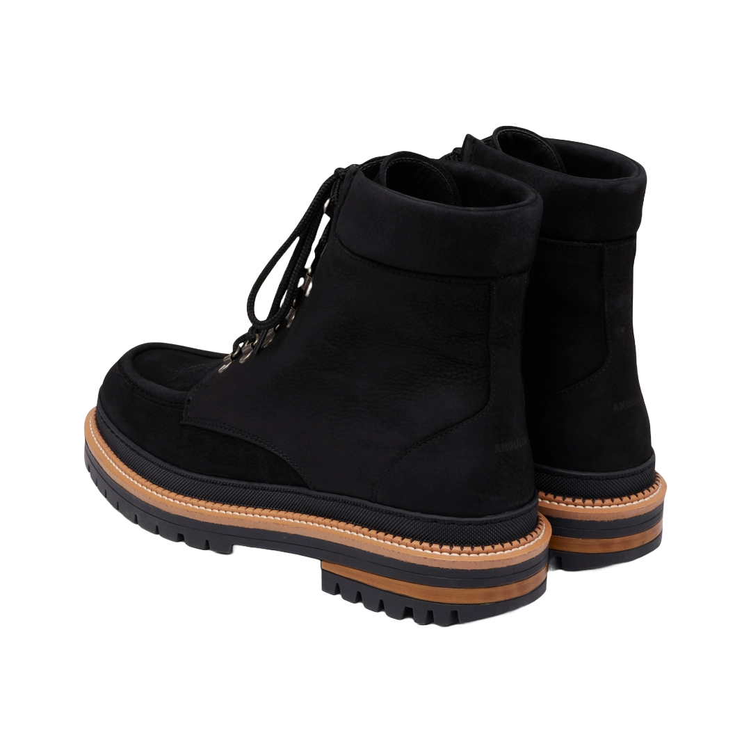 Stiefel mit Schnürung
