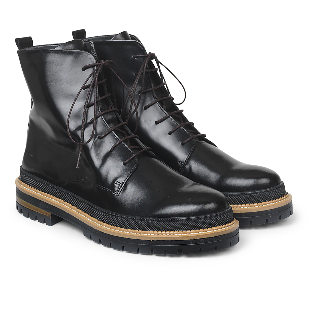 Stiefel mit Schnürsenkeln