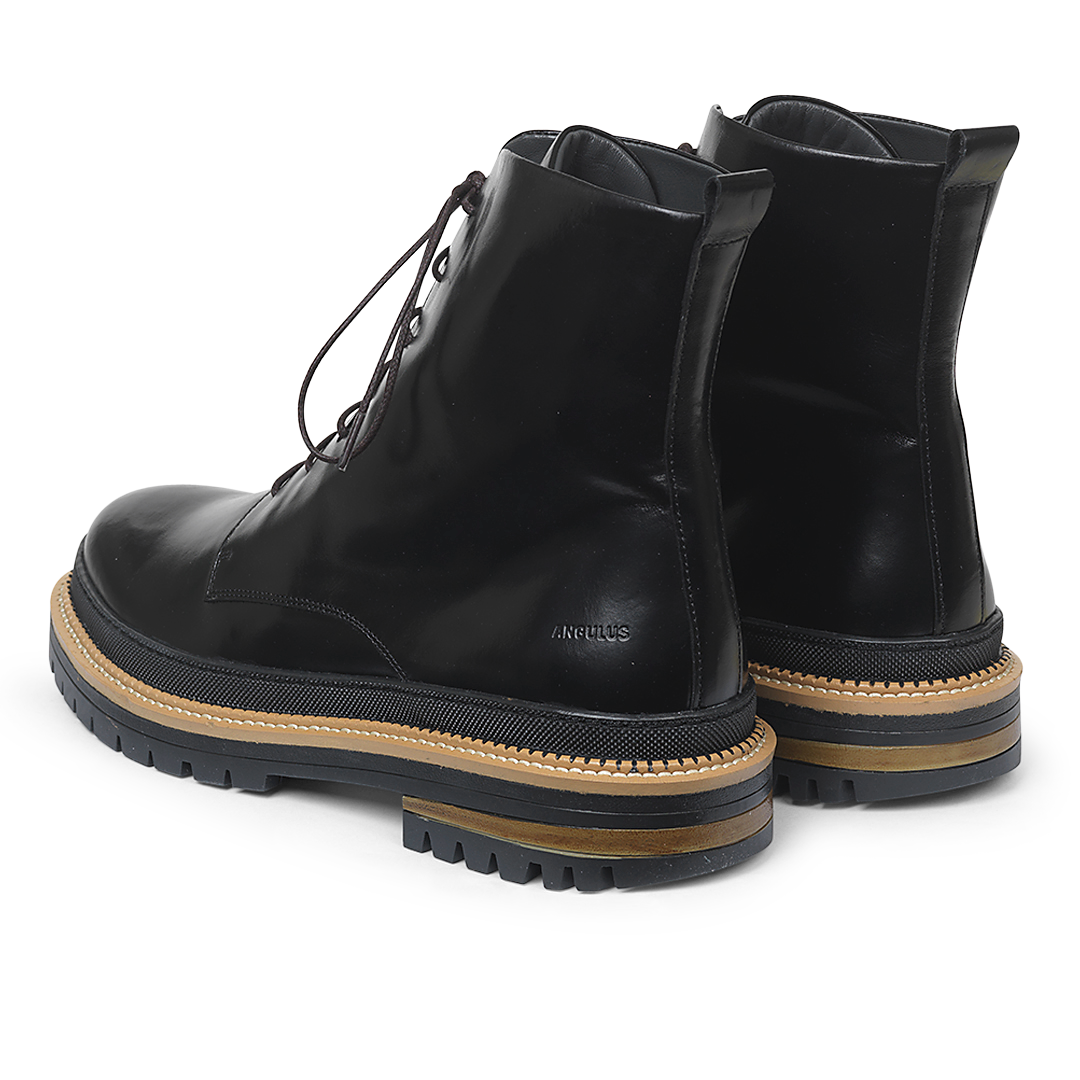 Stiefel mit Schnürsenkeln