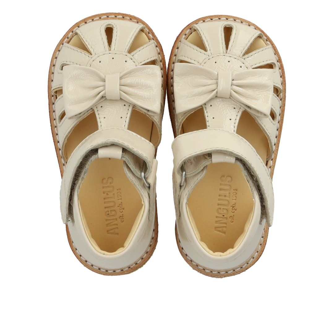Anfänger-Sandale mit Schleife und Klettverschluss