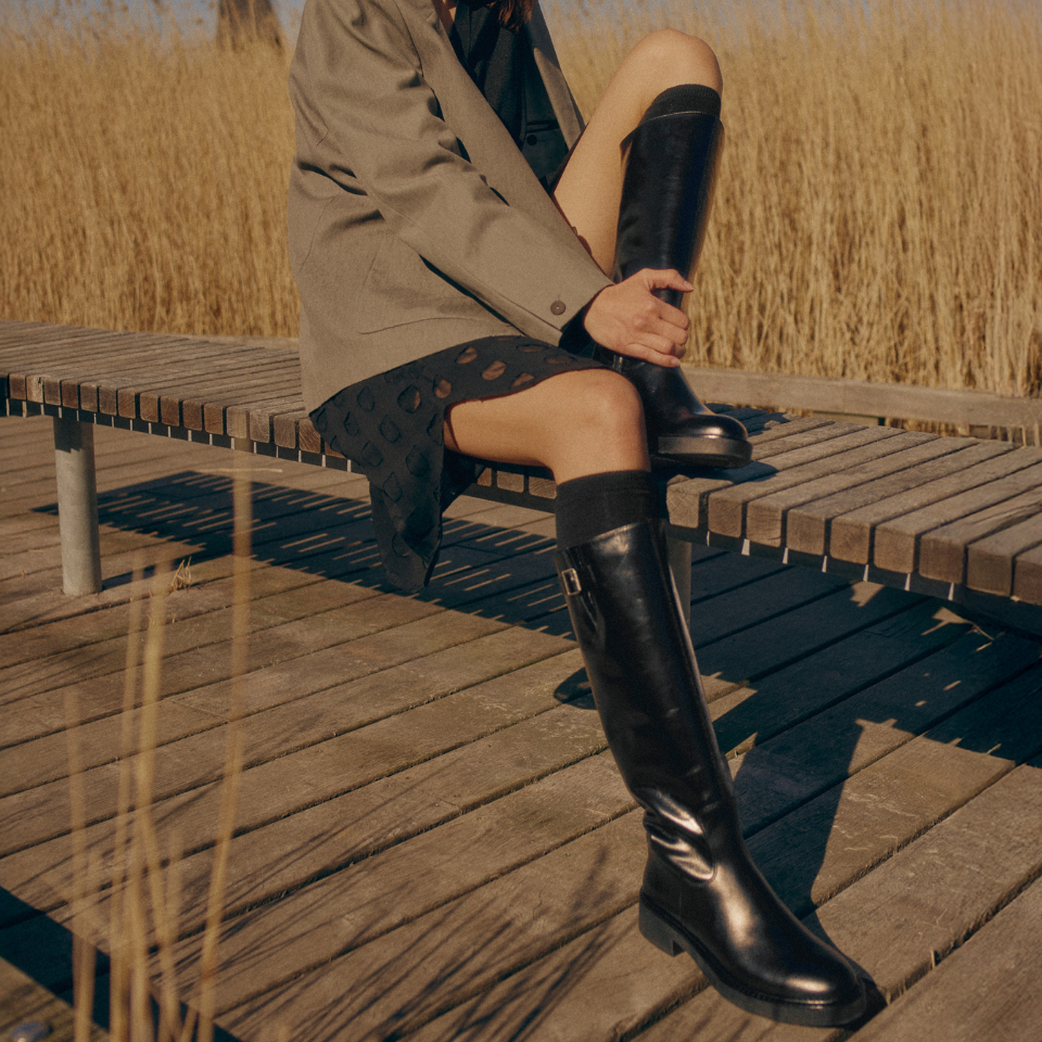 Stiefel mit hohem Schaft und Schnallendetail