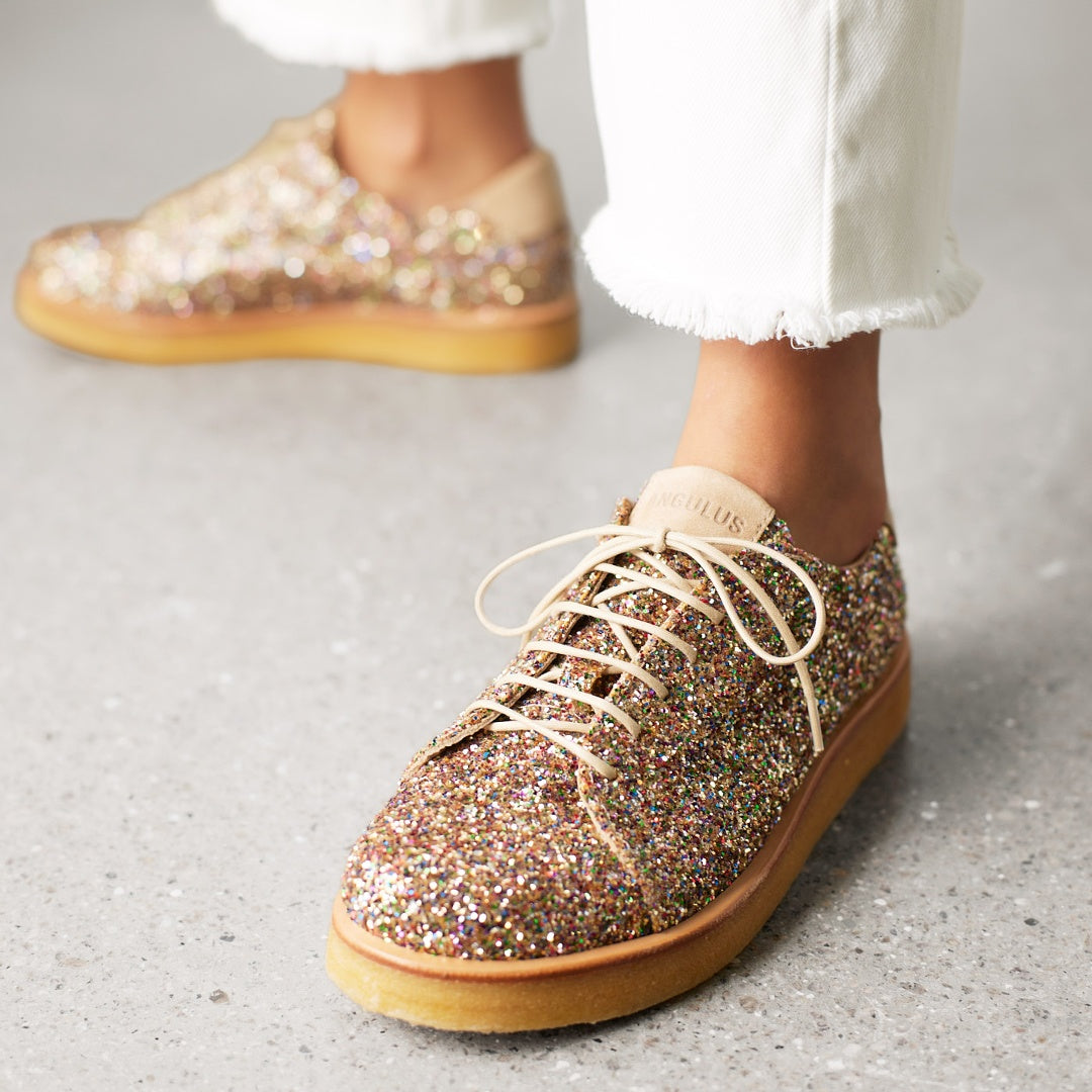 Sneaker mit Glitzer auf Plateausohle