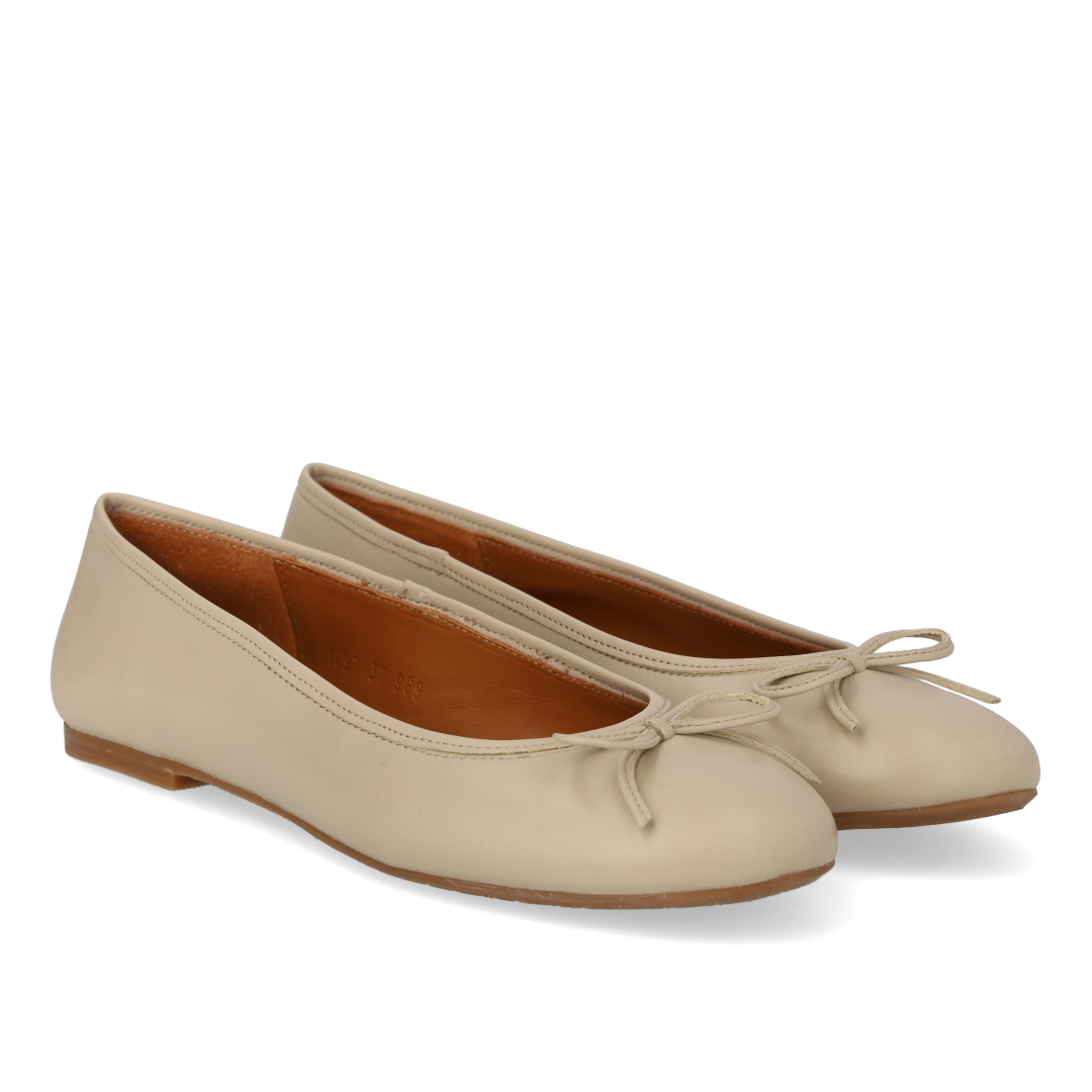 Klassische Ballerina mit Schleifendetail