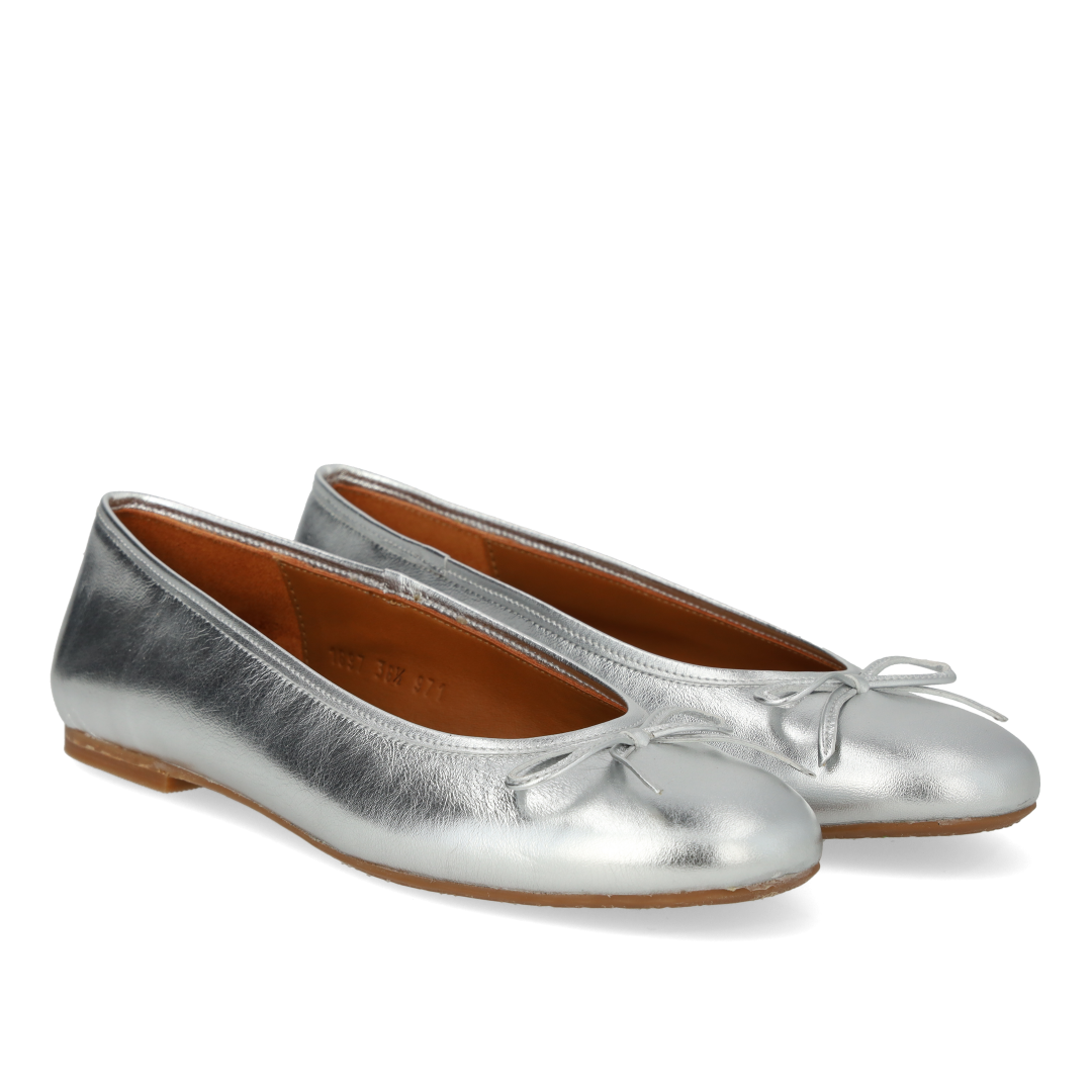 Klassische Ballerina mit Schleifendetail