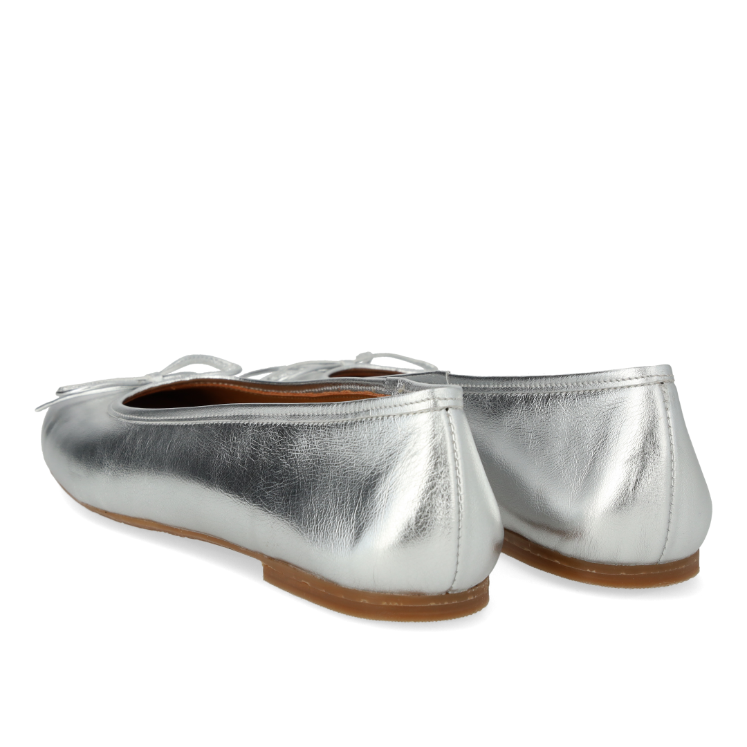 Klassische Ballerina mit Schleifendetail