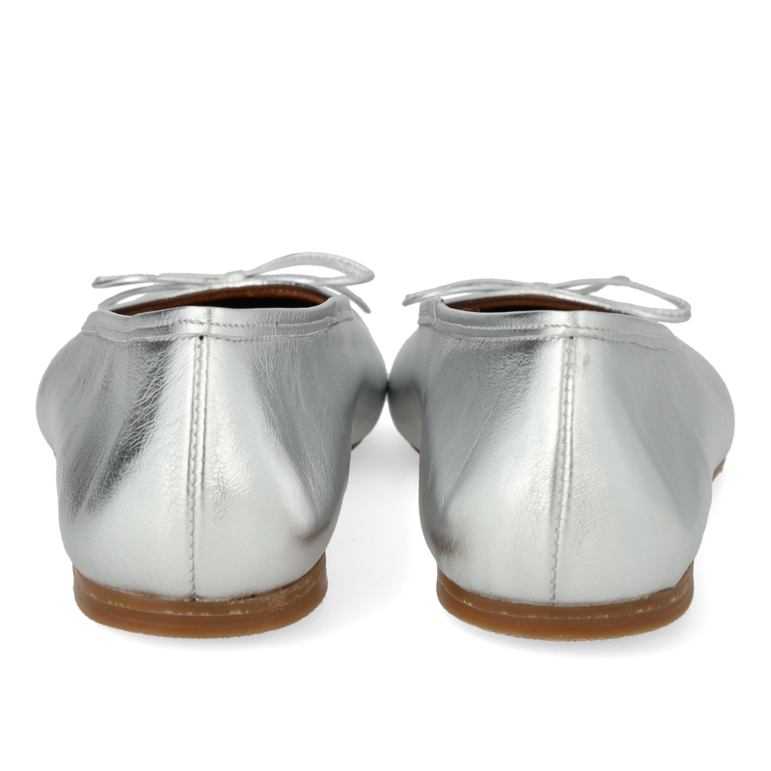 Klassische Ballerina mit Schleifendetail