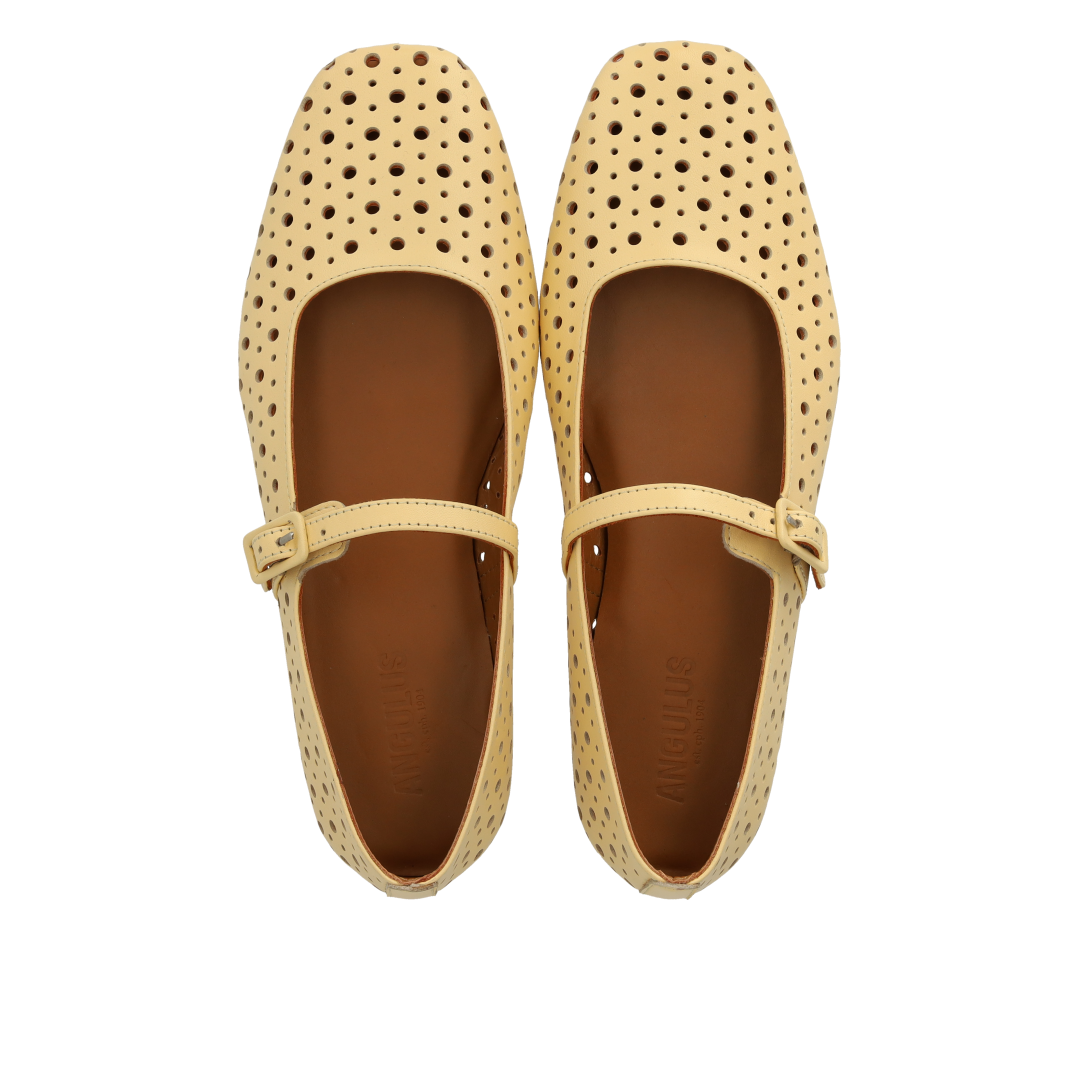 Weiche Ballerina mit dekorativem Lochmuster