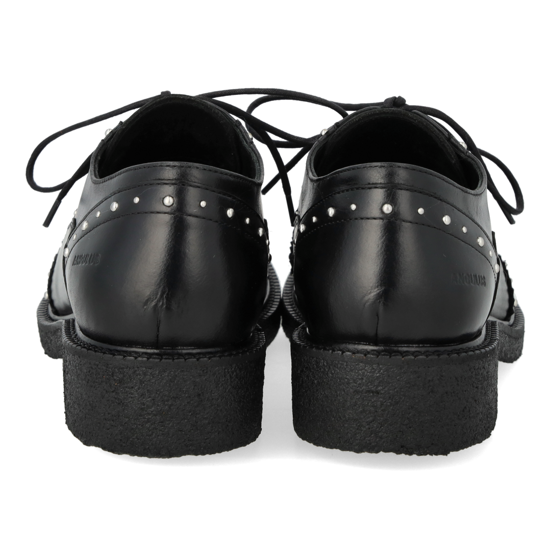 Klobige Schnürschuhe aus Leder mit dekorativen Nieten